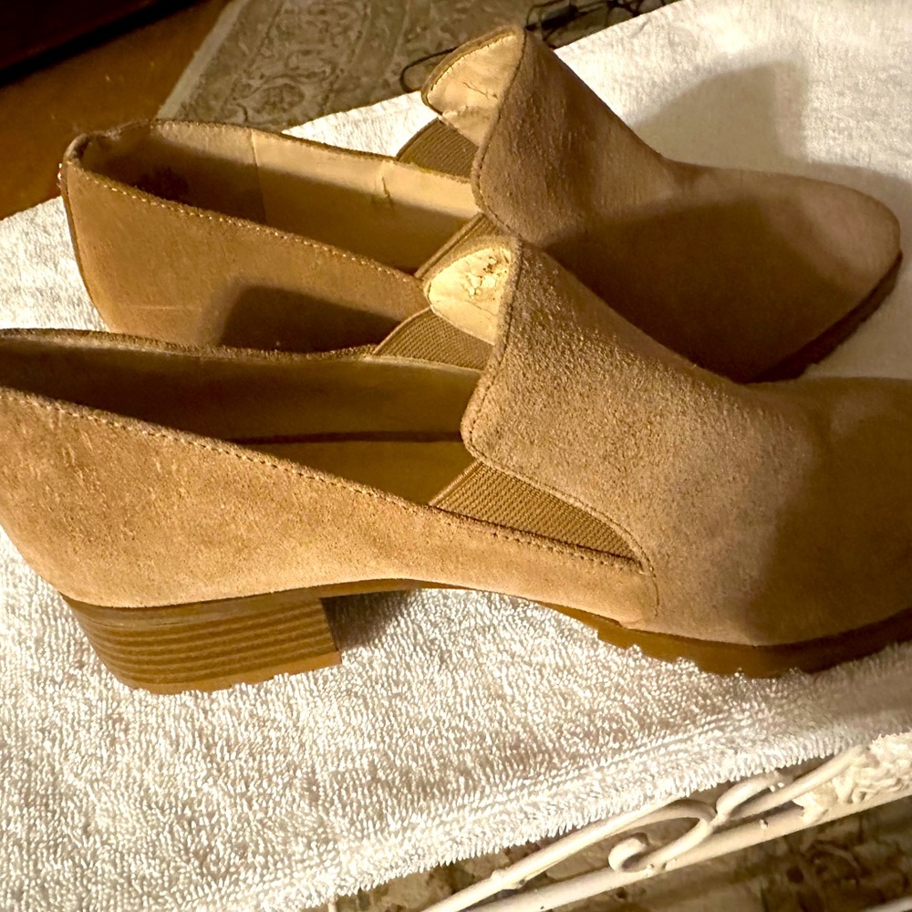 Size 8M9 W. suede shoes, new